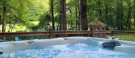 Outdoor spa tub