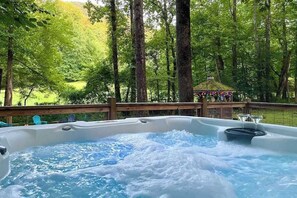 Outdoor spa tub - Coffee Creek Cabin Stay (Sautee Nacoochee)