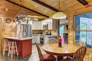 Coffee/tea maker, fridge, microwave, oven - Coffee Creek Cabin Stay (Sautee Nacoochee)
