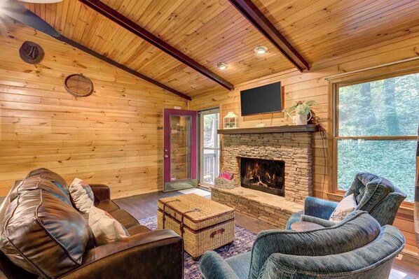 TV, fireplace, offices - Coffee Creek Cabin Stay (Sautee Nacoochee)