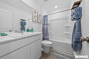 Shower, hair dryer, towels, soap - Luxury Stay in Converse – Minutes from San Antonio (Converse)