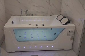 Family Suite, Garden View | Bathroom