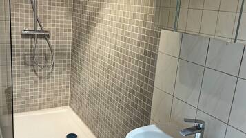 Haartrockner, Handtücher, Seife, Toilettenpapier