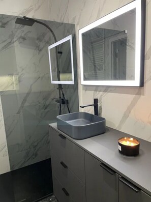 Shower, hair dryer, towels, soap - Apartament Szmaragdowy in Wrocław (Wrocław)