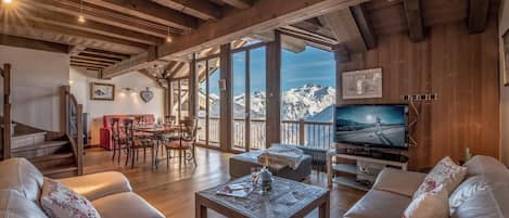Luxury Penthouse, Balcony, Mountain View | Living area