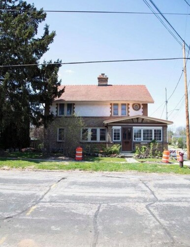 Charming 2-bedroom apartment with AC in lovely Watertown