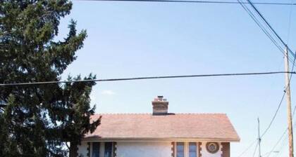Charming 2-bedroom apartment with AC in lovely Watertown
