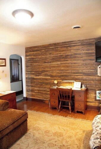 Charming 2-bedroom apartment with AC in lovely Watertown