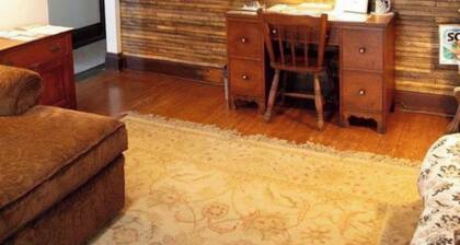 Charming 2-bedroom apartment with AC in lovely Watertown