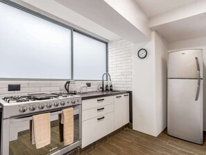 Wasserkocher mit Kaffee-/Teezubehör, Kühlschrank, Mikrowelle, Ofen