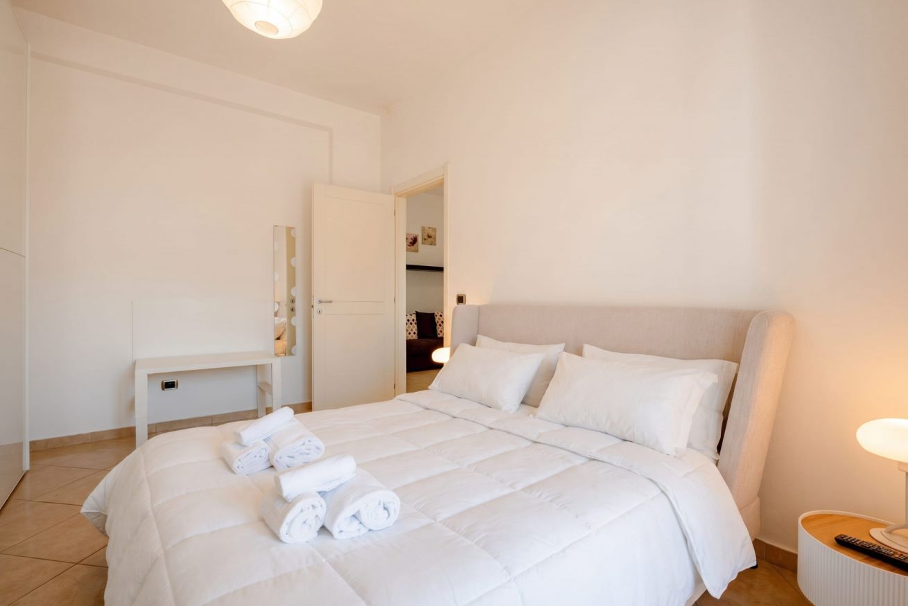 Ein Hotelzimmer mit Bett, Schreibtisch und Lampe.