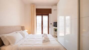 3 Schlafzimmer, Schreibtisch, Reisekinderbett