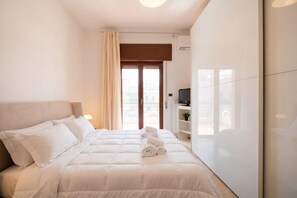 3 Schlafzimmer, Schreibtisch, Reisekinderbett