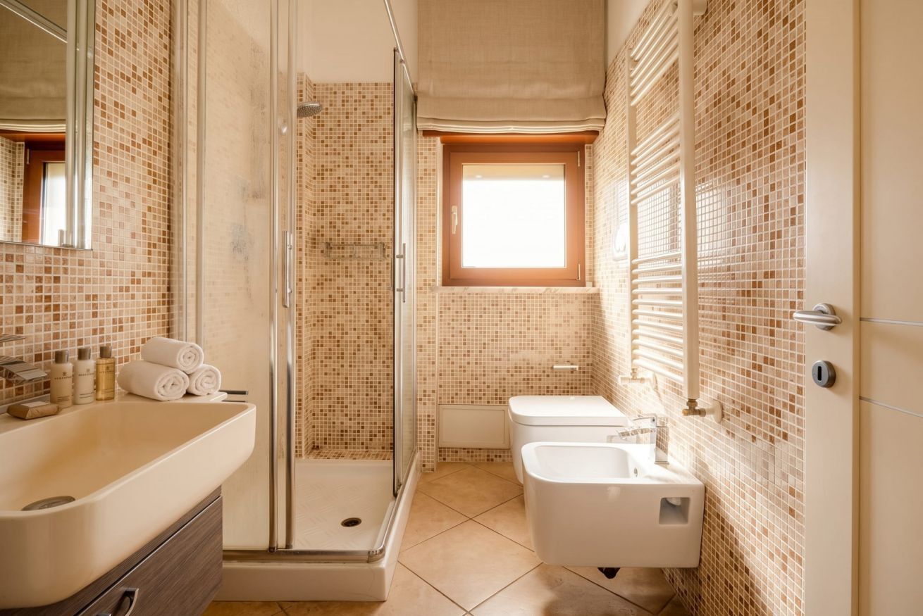 Doccia, bidet, asciugamani, shampoo