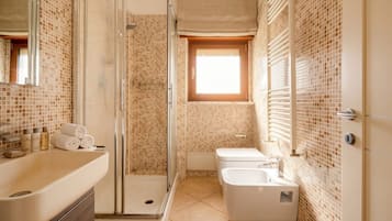 Doccia, bidet, asciugamani, shampoo