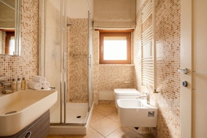 Dusche, Bidet, Handtücher, Shampoo