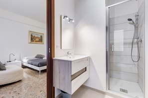 Habitación triple Confort, baño privado | Baño
