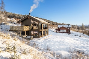 Exterior - New luxury cabin in Geilo with hot tub, mountain views & ski access (Hol)