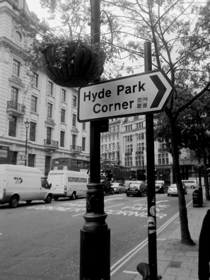 Ein Straßenschild für Hyde Park Corner mit einem Pfeil.