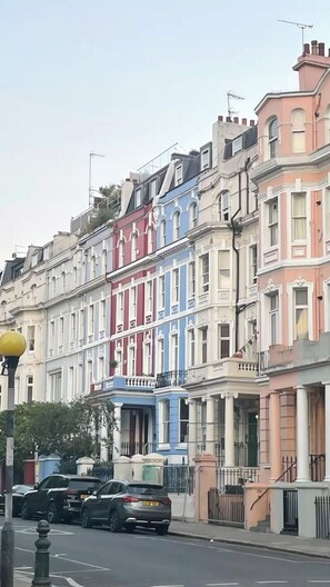 A row of terraced houses with a street in front. - Stylish Boutique Studio in Notting Hill (London)