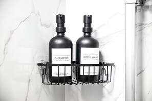 Dusche, Bidet, Handtücher, Seife