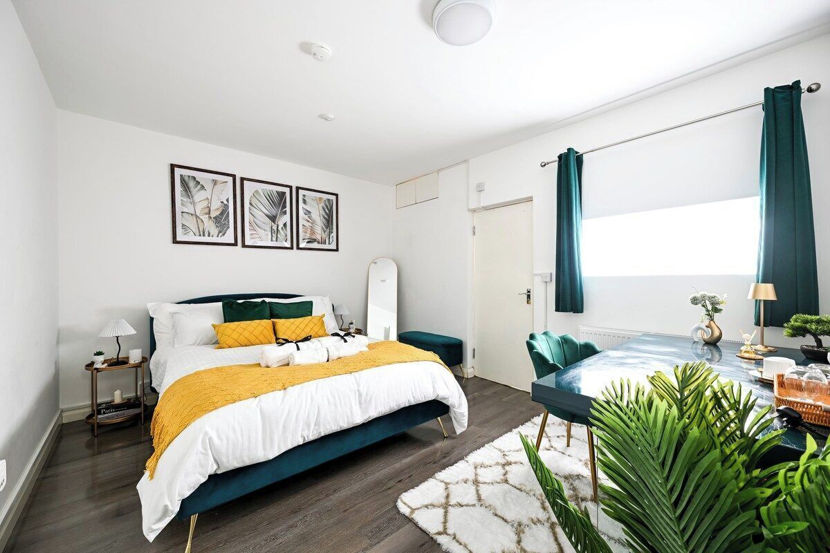 Een moderne slaapkamer met een bed, nachtkastje en uitzicht op de ruimte.