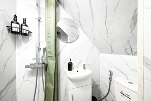 Dusche, Bidet, Handtücher, Seife