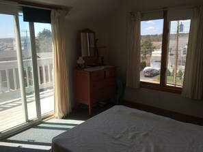 Room - Cozy beachfront ocean home (Wells)