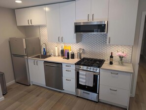 Coffee/tea maker, fridge, microwave, stovetop