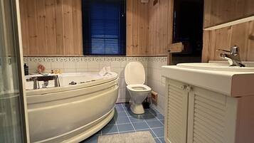 Un baño con bañera, inodoro y lavabo.