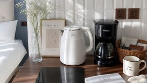 A modern kitchen with a coffee maker, kettle, and electric kettle on the counter. - Central Paris Apartment near Opéra & Galeries Lafayette (Paris)