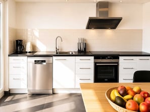 Private kitchen - LE JARDIN DE LA MARNE, A PEACEFUL, FAMILY-FRIENDLY HOME BETWEEN PARIS AND DISNEY (Bry-sur-Marne)