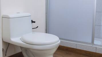 Double Room | Bathroom | Free toiletries, towels, toilet paper