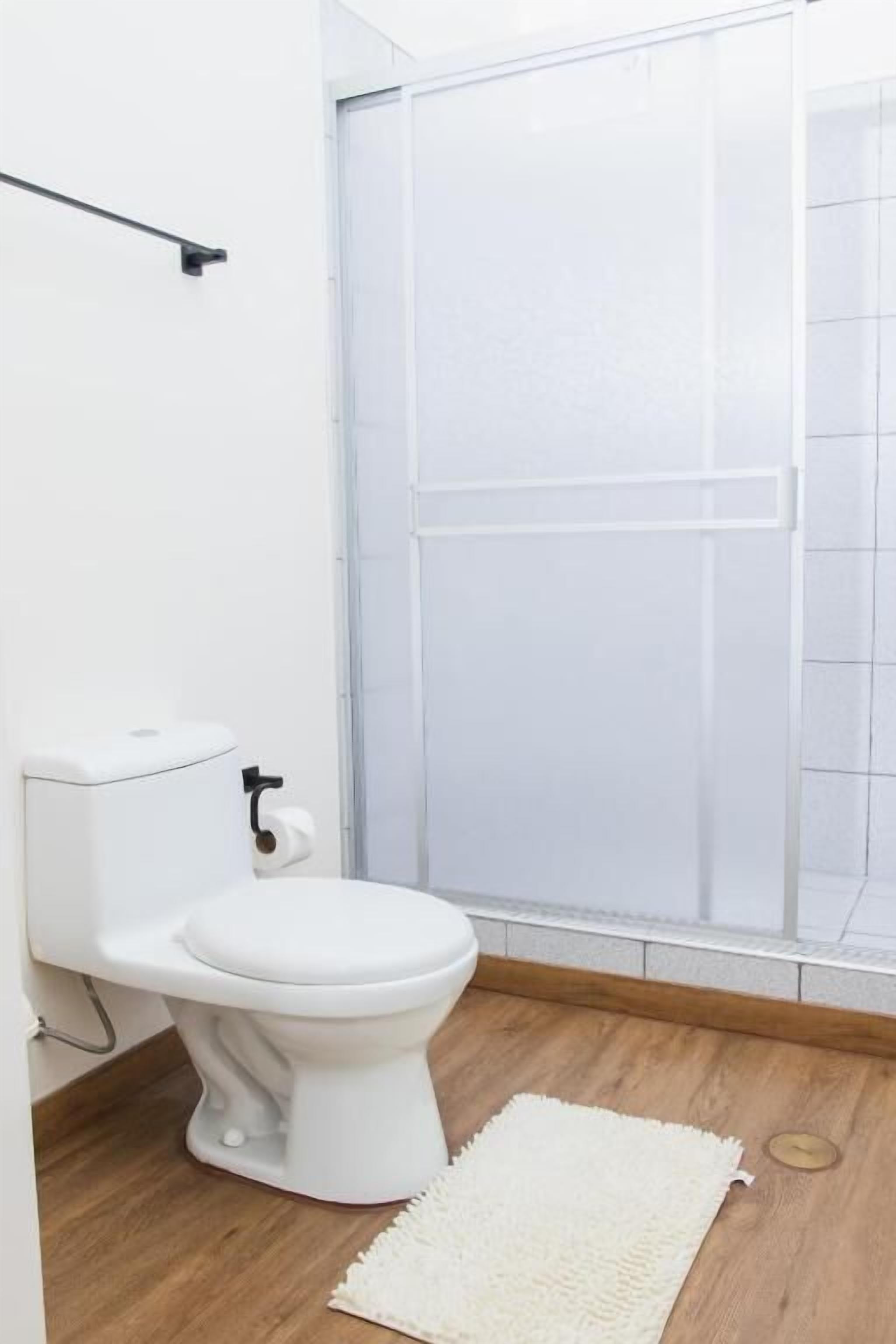 Habitació quàdruple | Bany | Articles de tocador gratuïts, tovalloles i paper higiènic 