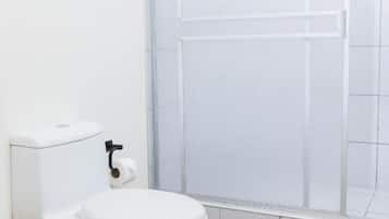 Habitació quàdruple | Bany | Articles de tocador gratuïts, tovalloles i paper higiènic