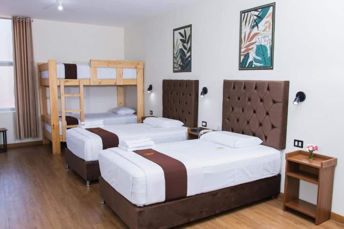 Chambre quadruple | Bureau, espace de travail pour ordinateurs portables