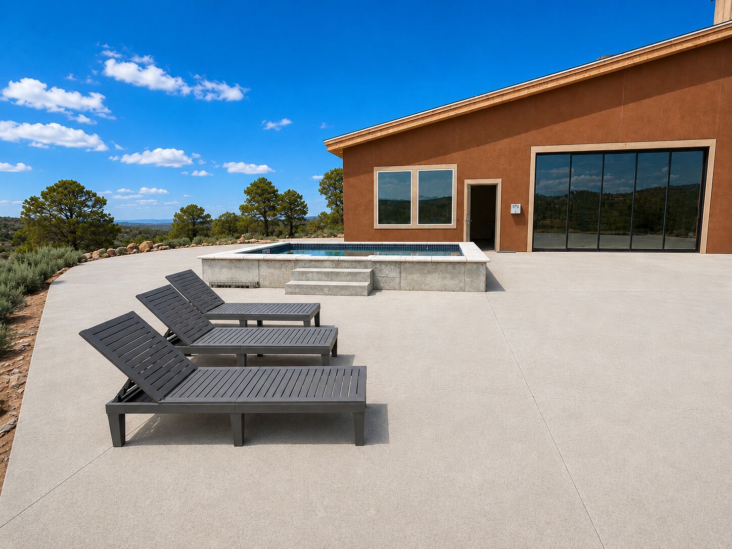 Ein modernes Gebäude mit Pool, Liegestühlen und Blick auf die Landschaft.
