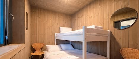 3 bedrooms, WiFi (free), bed sheets