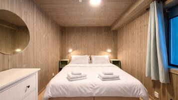 3 bedrooms, WiFi (free), bed sheets
