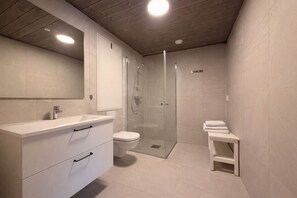 Een douche, handdoeken
