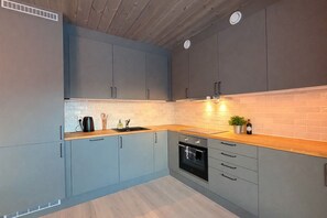 Frigorífico, horno, lavavajillas y hervidor eléctrico