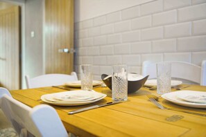 Dining - Chic 3BR Rotherham Parking WIFI By stay with us (Wath upon Dearne)