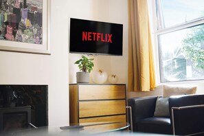 Interior - Chic 3BR Rotherham Parking WIFI By stay with us (Wath upon Dearne)
