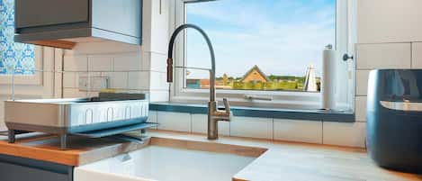 Fridge, oven, stovetop, dishwasher
