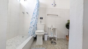 Een douche, een haardroger, handdoeken, zeep
