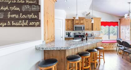 Payson Family Base - 5BR, Bunks, Sleeps 14