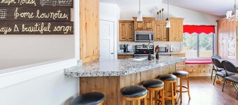 Payson Family Base - 5BR, Bunks, Sleeps 14