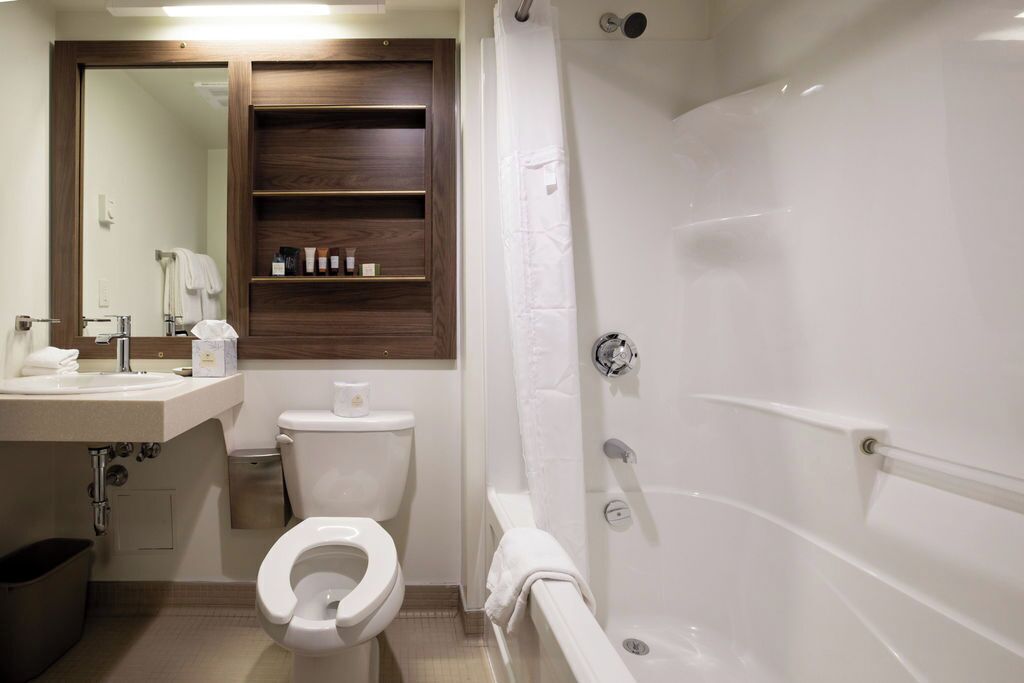 Un baño con inodoro, lavamanos y bañera.