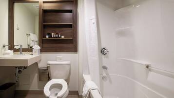 Un baño con inodoro, lavamanos y bañera.