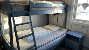 A bunk bed room with a ladder, a small bedside table, and a window with a heart-shaped decoration. - Mountain cabin in Lillehammer (Lillehammer)